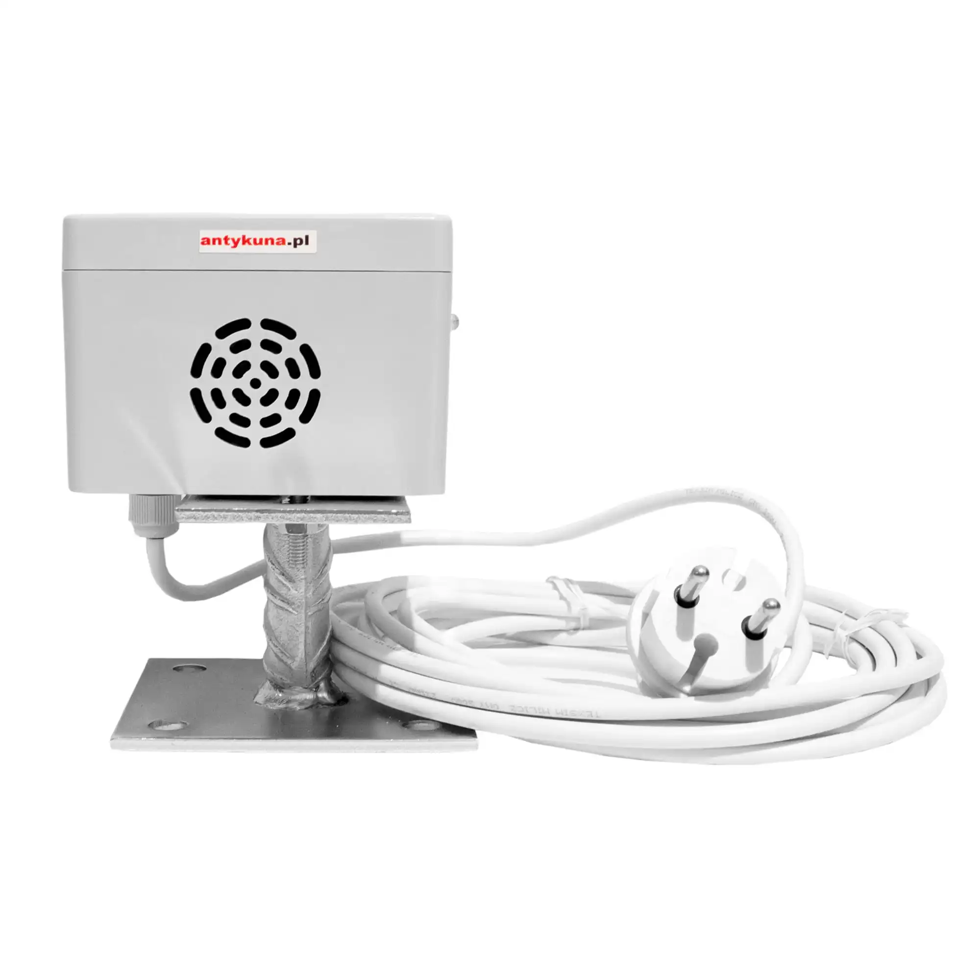 Odstraszacz kun antykuna.pl, biały, z wylotem dźwięku, przewodem zasilającym i wtyczką, na metalowej podstawie montażowej.