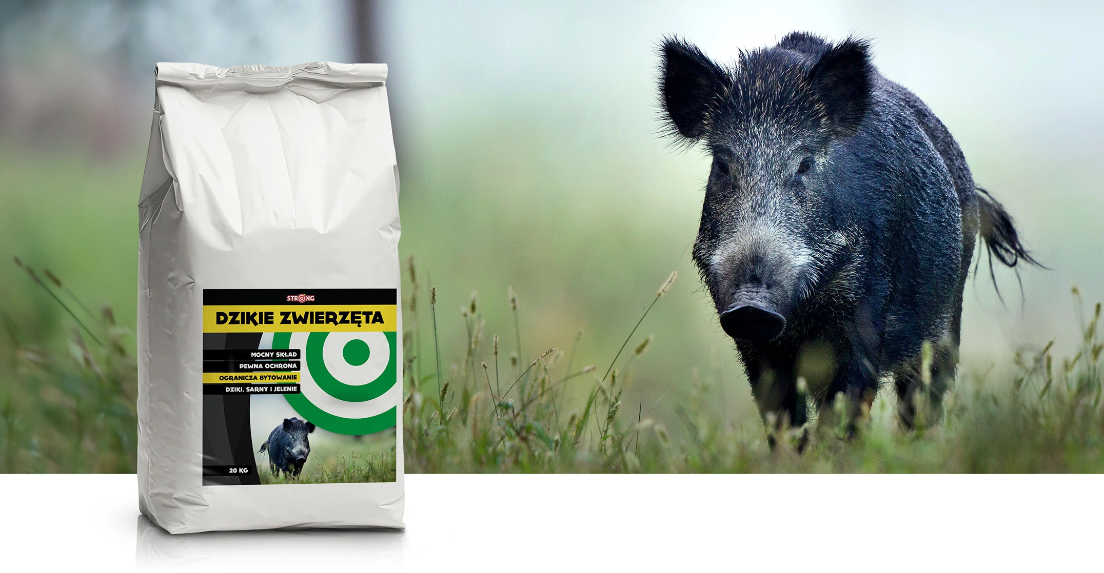 Granulat odstraszający dziki STRONG 20 kg – worek produktu na tle dzika w terenie, ochrona upraw przed dziką zwierzyną