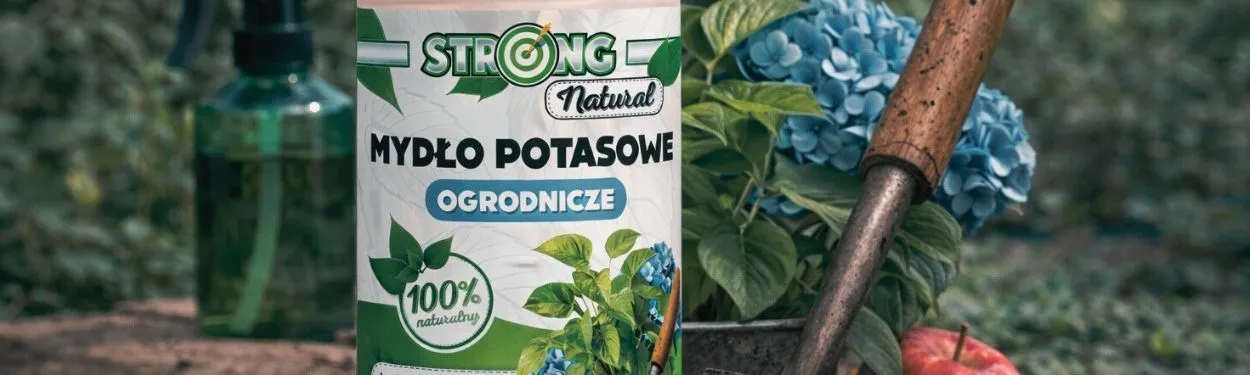 Mydło potasowe ogrodnicze STRONG NATURAL w płynie 500 ml w ogrodzie obok narzędzi i roślin